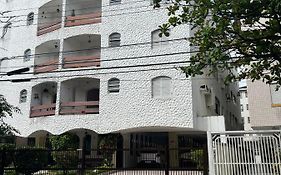 Apê Charmoso Ed Carpentier a 200m da Enseada 2 Quartos, Cozinha Americana e Conforto para 6 Pessoas